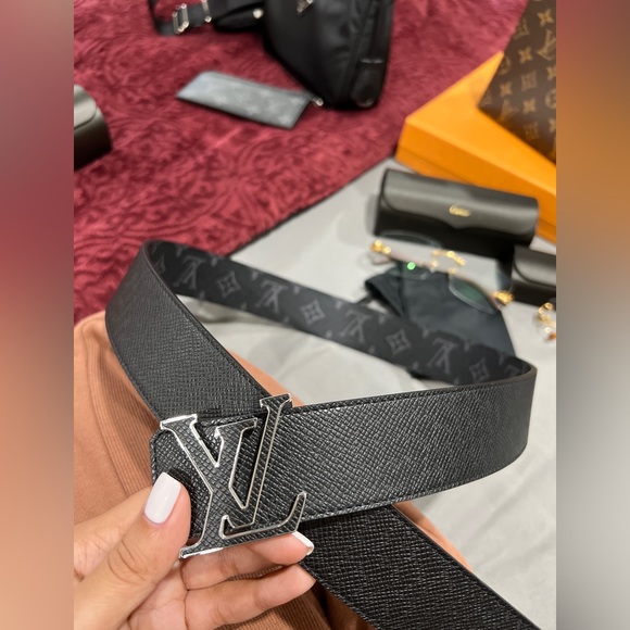 *SOLD* Lv reversible belt - Picture 1 of 2
